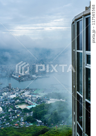 稲佐山展望台から霧・雲の長崎市街地　【長崎市】 117565568
