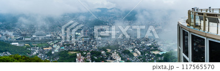 稲佐山展望台から霧・雲の長崎市街地　パノラマ　【長崎市】 117565570
