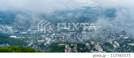稲佐山展望台から霧・雲の長崎市街地 パノラマ 【長崎市】 稲佐山展望台から霧・雲の長崎市街地 パノラマ 【長崎市】 117565575