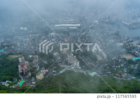 稲佐山展望台から霧・雲の長崎市街地　【長崎市】 117565593