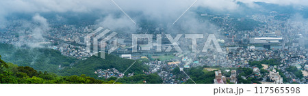 稲佐山展望台から霧・雲の長崎市街地　パノラマ　【長崎市】 117565598