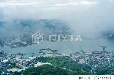 稲佐山展望台から霧・雲の長崎市街地　【長崎市】 117565603