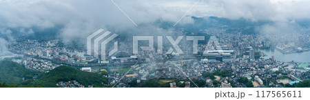 稲佐山展望台から霧・雲の長崎市街地　パノラマ　【長崎市】 117565611