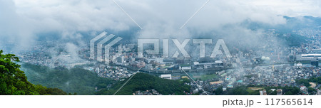 稲佐山展望台から霧・雲の長崎市街地 パノラマ 【長崎市】 稲佐山展望台から霧・雲の長崎市街地 パノラマ 【長崎市】 117565614