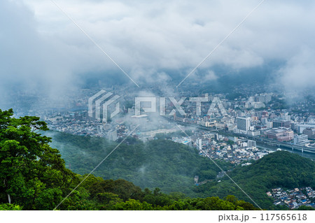 稲佐山展望台から霧・雲の長崎市街地 【長崎市】 稲佐山展望台から霧・雲の長崎市街地 【長崎市】 117565618