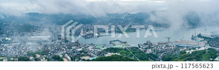 稲佐山展望台から霧・雲の長崎市街地　パノラマ　【長崎市】 117565623