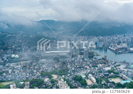 稲佐山展望台から霧・雲の長崎市街地 【長崎市】 稲佐山展望台から霧・雲の長崎市街地 【長崎市】 117565629