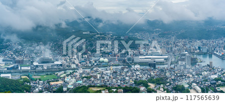 稲佐山展望台から霧・雲の長崎市街地　パノラマ　【長崎市】 117565639