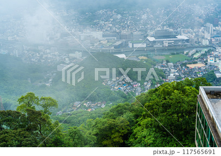 稲佐山展望台から霧・雲の長崎市街地　【長崎市】 117565691