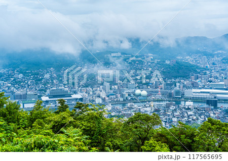 稲佐山展望台から霧・雲の長崎市街地 【長崎市】 稲佐山展望台から霧・雲の長崎市街地 【長崎市】 117565695
