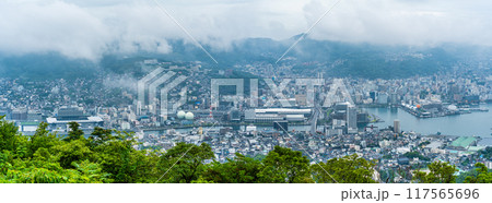 稲佐山展望台から霧・雲の長崎市街地　パノラマ　【長崎市】 117565696