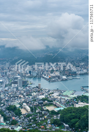 稲佐山展望台から霧・雲の長崎市街地　【長崎市】 117565711