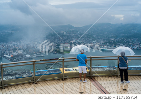 稲佐山展望台から霧・雲の長崎市街地 【長崎市】 稲佐山展望台から霧・雲の長崎市街地 【長崎市】 117565714
