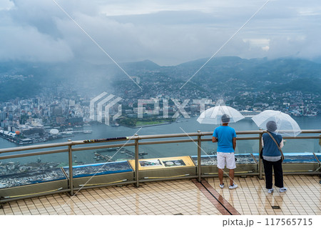 稲佐山展望台から霧・雲の長崎市街地 【長崎市】 稲佐山展望台から霧・雲の長崎市街地 【長崎市】 117565715