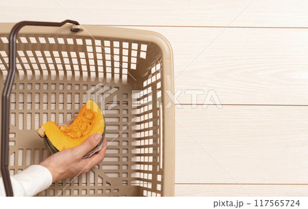 カボチャを買う 117565724