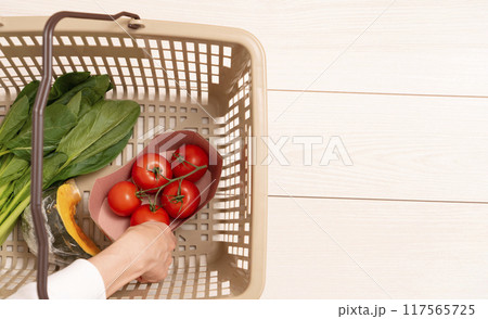野菜を買う。買い物かごに入った野菜。野菜、トマト、買い物、スーパーマーケット、市場など 117565725