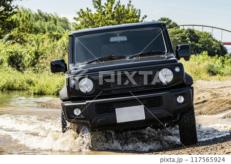 水しぶきとオフロードカー 117565924