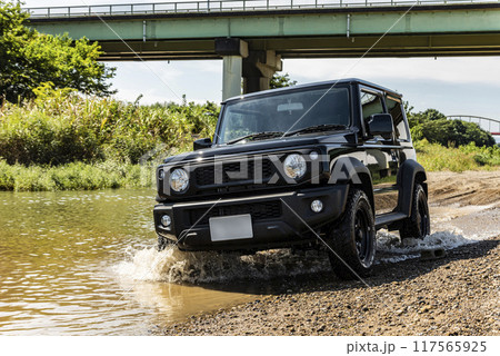 水しぶきと車 117565925