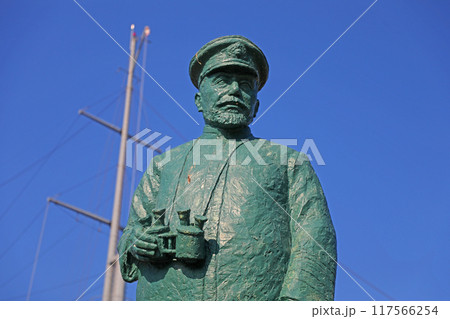 戦艦三笠と東郷平八郎像 117566254