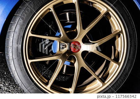 青い車の金色のホイール 青い車の金色のホイール 117566342