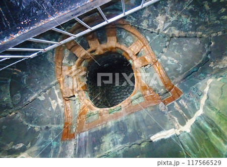 鎌倉の大仏の胎内（神奈川県鎌倉市） 117566529