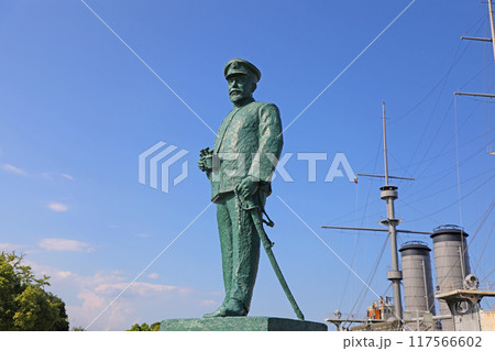 戦艦三笠と東郷平八郎像 戦艦三笠と東郷平八郎像 117566602