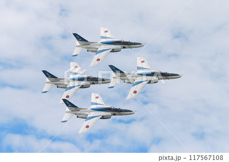 雲上の航空自衛隊T-4ブルーインパルスのダイヤモンド編隊 117567108
