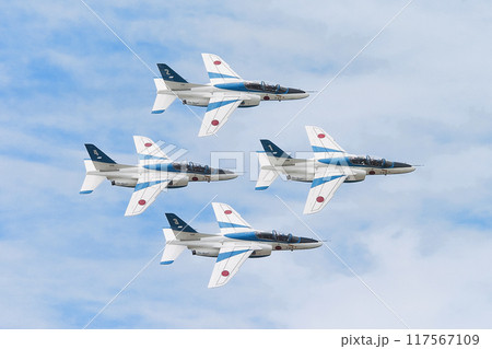 雲上の航空自衛隊T-4ブルーインパルスのダイヤモンド編隊 117567109