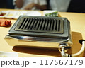 ガスで焼くタイプの焼肉の焼き台 117567179