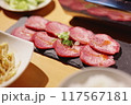 焼肉屋の牛タンと焼き台 117567181