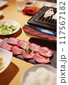 焼肉屋の牛タンと焼き台 117567182