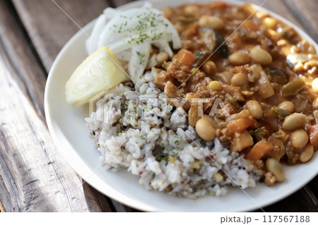 豆入り野菜たっぷりキーマカレー　十五穀米のカレーライス 117567188