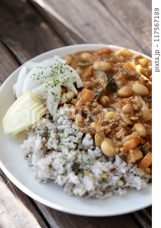 豆入り野菜たっぷりキーマカレー 十五穀米のカレーライス 豆入り野菜たっぷりキーマカレー 十五穀米のカレーライス 117567189