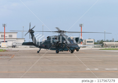 航空自衛隊UH-60Jブラックホーク救難ヘリコプターのタキシング 117567279