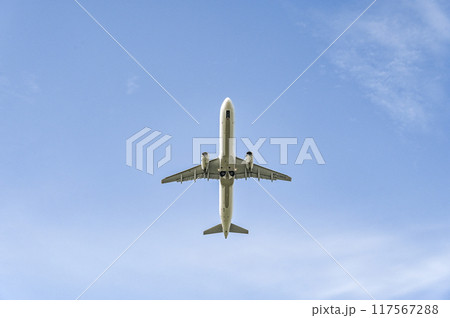 空港を離陸する飛行機 117567288