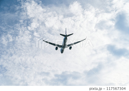 空港を離陸する飛行機 117567304
