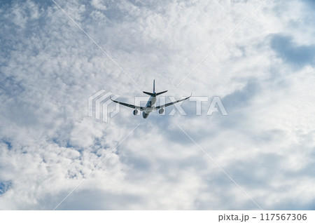 空港を離陸する飛行機 117567306