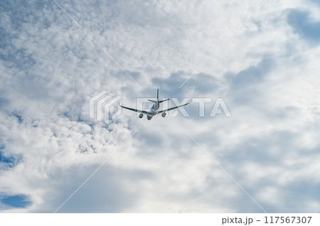 空港を離陸する飛行機 空港を離陸する飛行機 117567307