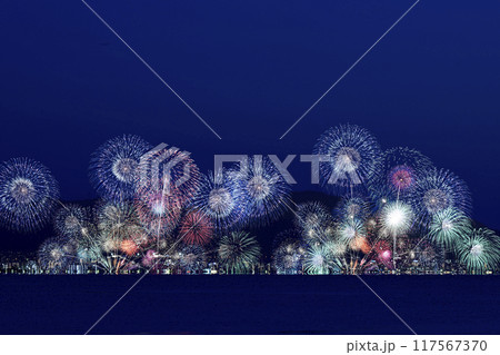 夜空に打ちあがる花火 びわこ花火大会 夜空に打ちあがる花火 びわこ花火大会 117567370