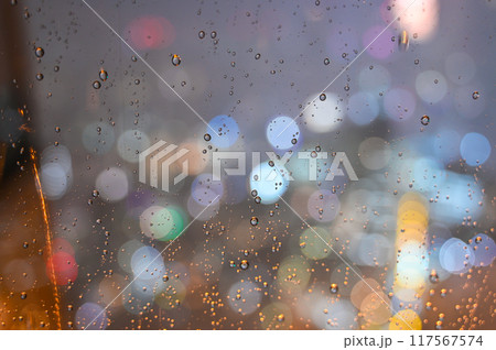 夜の窓についた水滴と街灯り 117567574