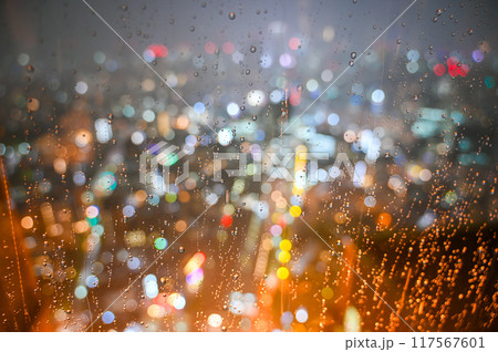 夜の窓についた水滴と街灯り 117567601