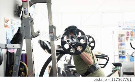 バーベルスクワットで下半身を鍛える男性 バーベルスクワットで下半身を鍛える男性 117567761