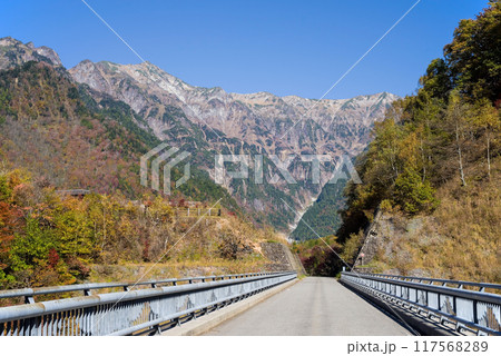 奥飛騨の紅葉「北アルプス大橋」 117568289