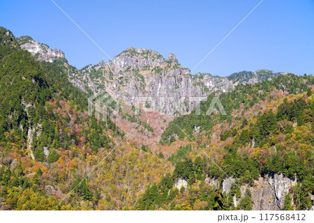 紅葉の鍋平高原から見る「錫杖岳」 117568412