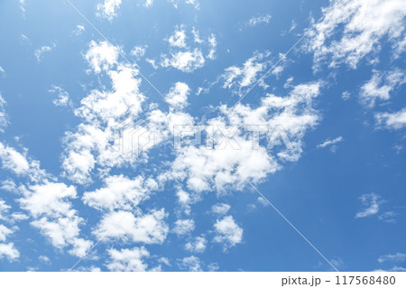 青空の天空に浮く雲の造形【背景素材】 117568480
