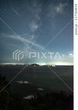 灯台の光と天の川 伊良湖岬 灯台の光と天の川 伊良湖岬 117568634