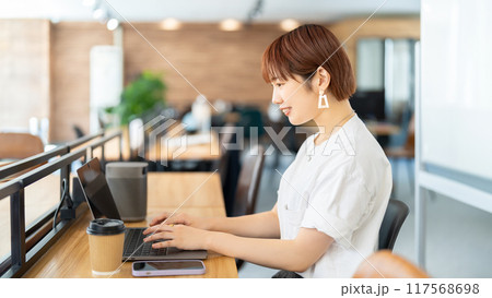 ノートパソコンを使う若い日本人ビジネスウーマン ノートパソコンを使う若い日本人ビジネスウーマン 117568698