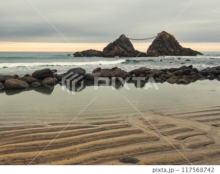 福岡県糸島市　桜井二見ヶ浦の夫婦岩 117568742