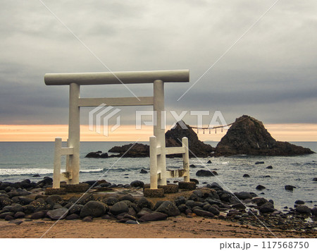 福岡県糸島市 桜井二見ヶ浦の鳥居と夫婦岩 福岡県糸島市 桜井二見ヶ浦の鳥居と夫婦岩 117568750