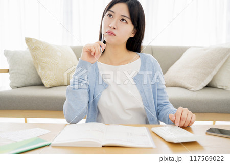 家計簿をつける女性 117569022